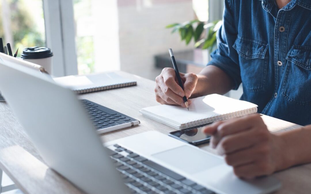 estudiante usando un portátil, Alison cursos online gratuitos con certificado