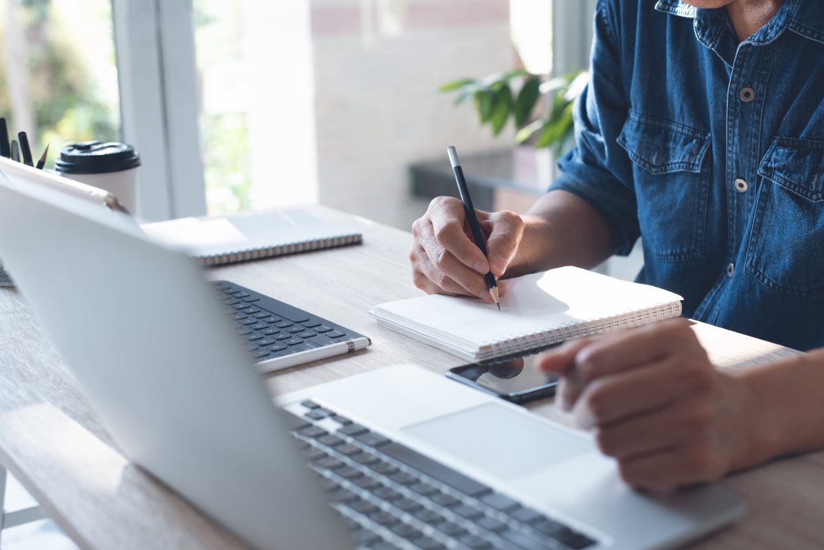 estudiante usando un portátil, Alison cursos online gratuitos con certificado