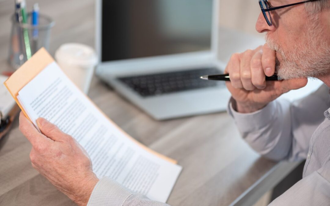persona revisando un documento, cómo cancelar un seguro de decesos y derechos