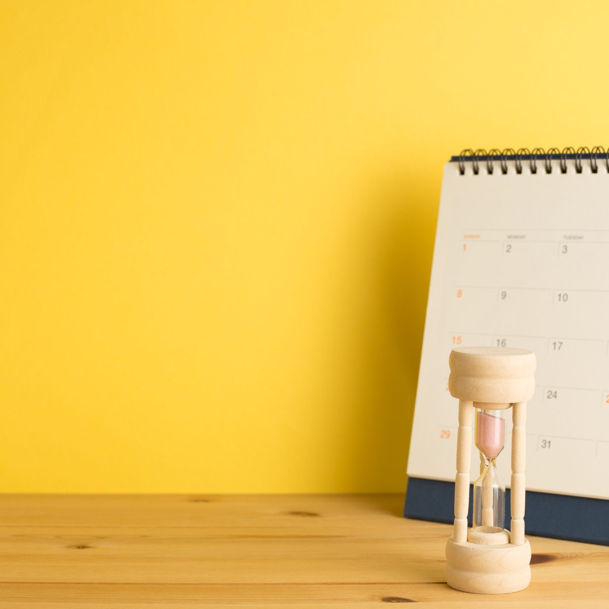 calendario y reloj de arena, carencia en seguros de decesos