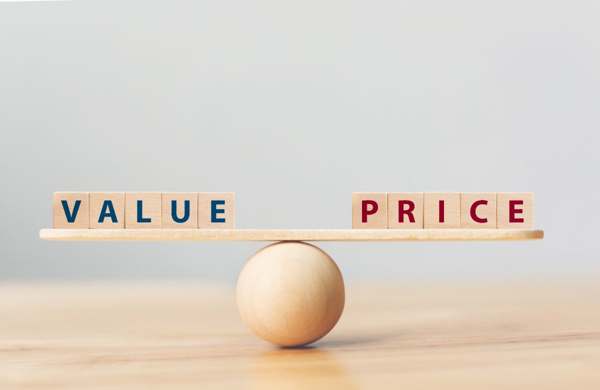 balanza con valor y precio, comparar seguros de decesos guía paso a paso