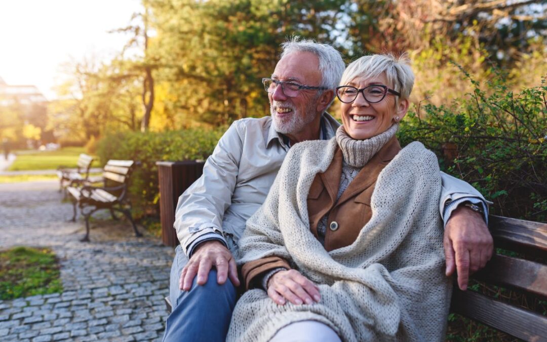 pareja mayor en un banco del parque, seguro de decesos para mayores de 65 años