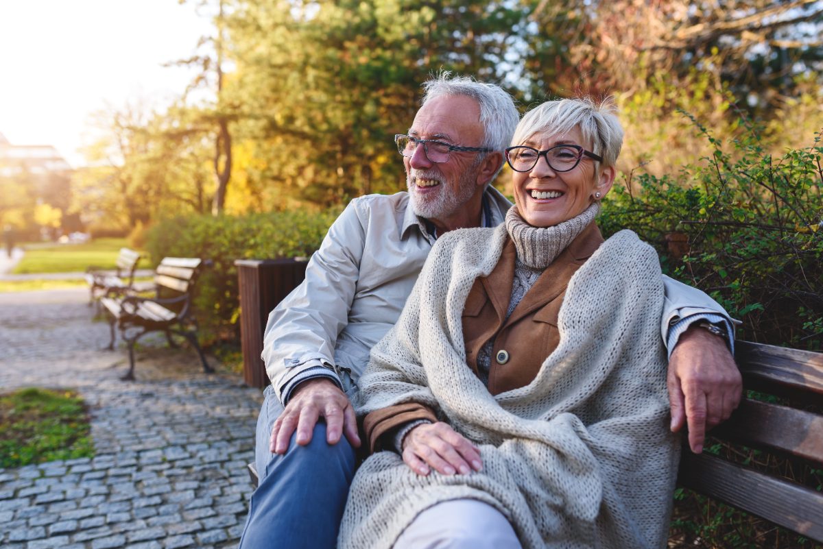 pareja mayor en un banco del parque, seguro de decesos para mayores de 65 años