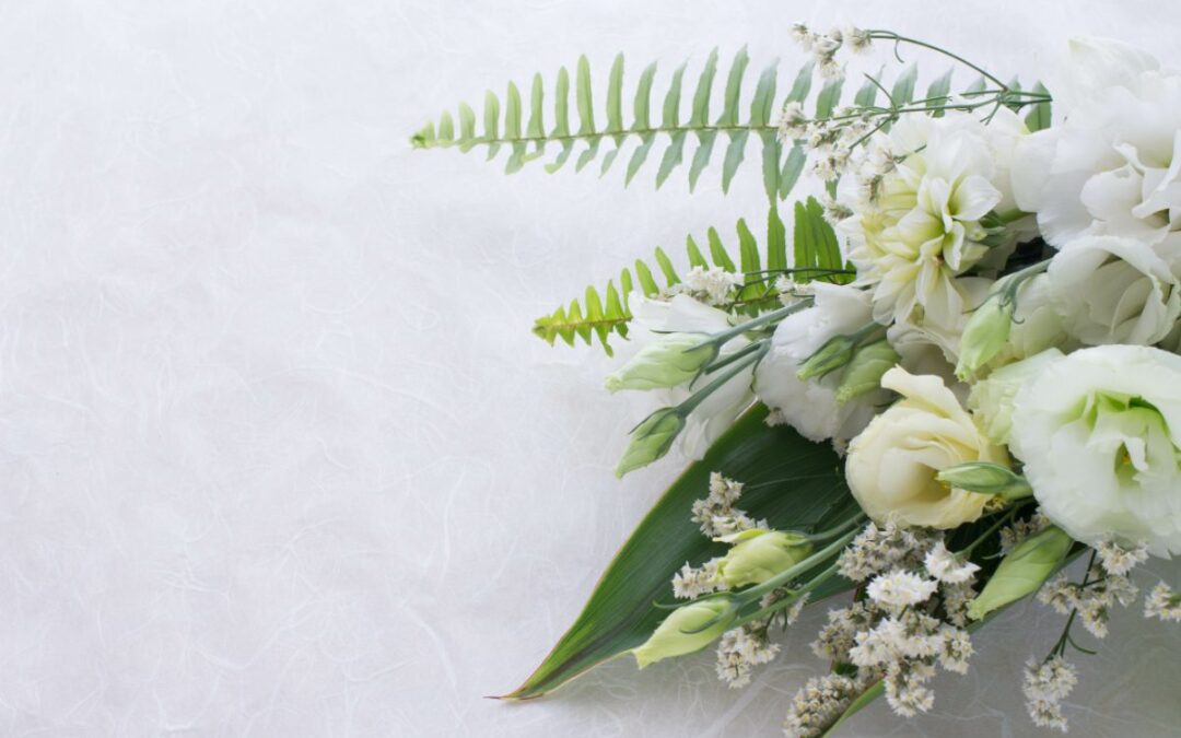 arreglo de flores blancas, gastos de entierro en España cuánto cuestan