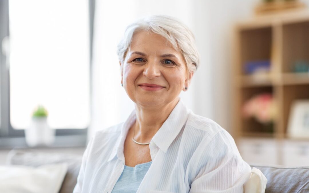 mujer mayor sonriente, merece la pena el seguro de decesos