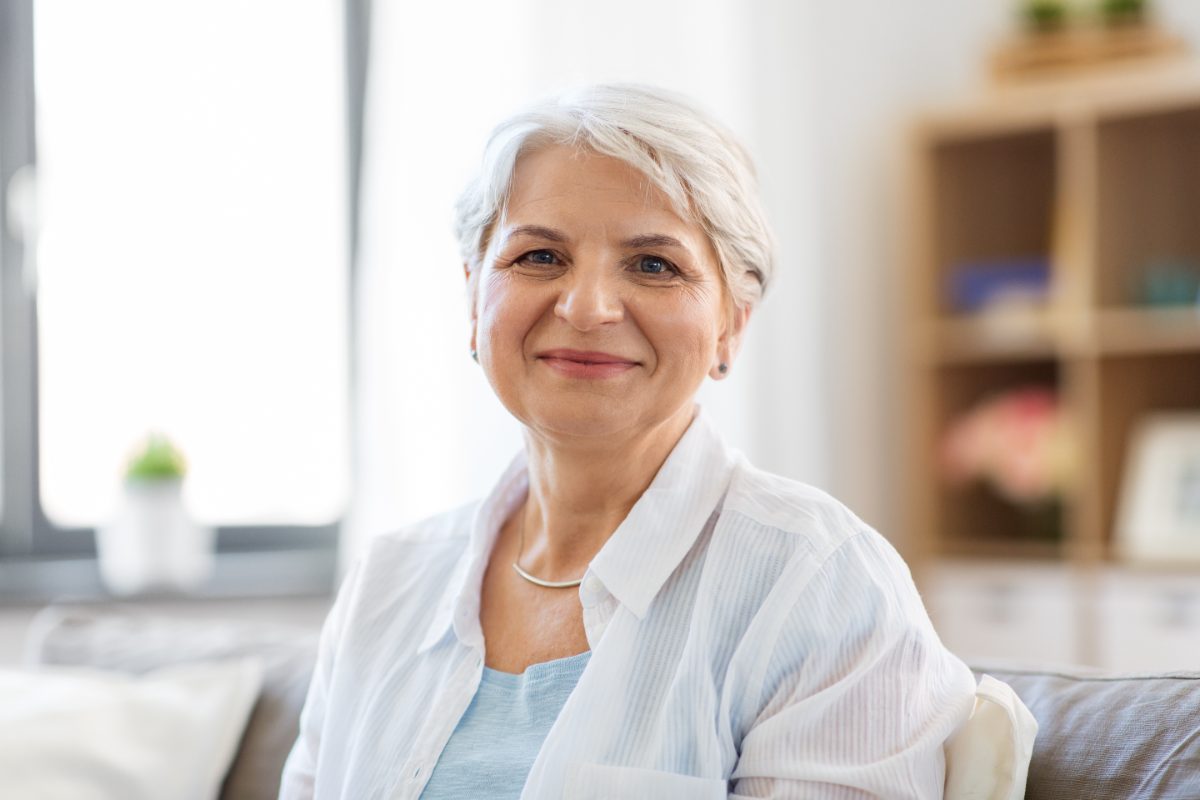 mujer mayor sonriente, merece la pena el seguro de decesos