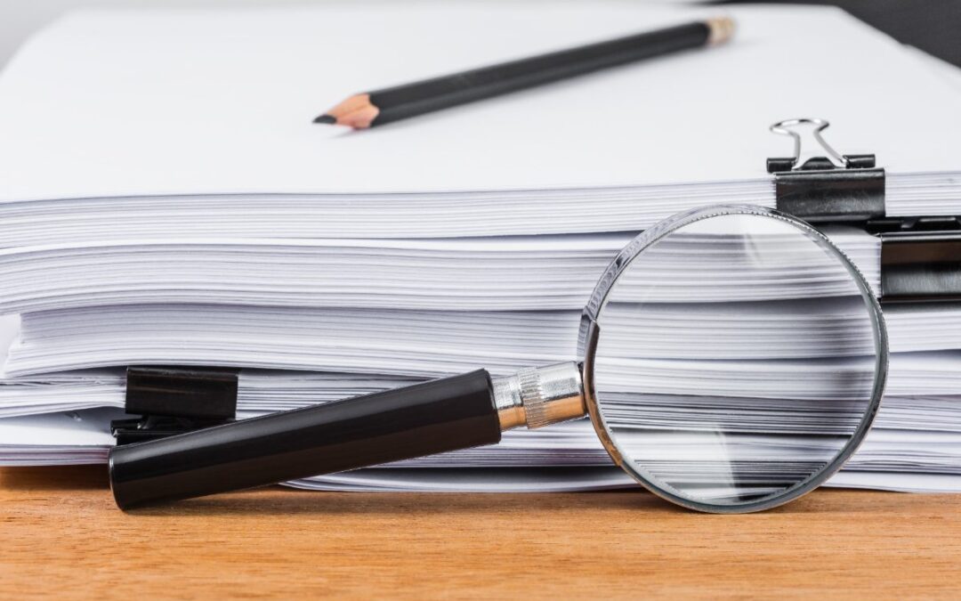 lupa sobre documentos, qué cubre exactamente un seguro de decesos