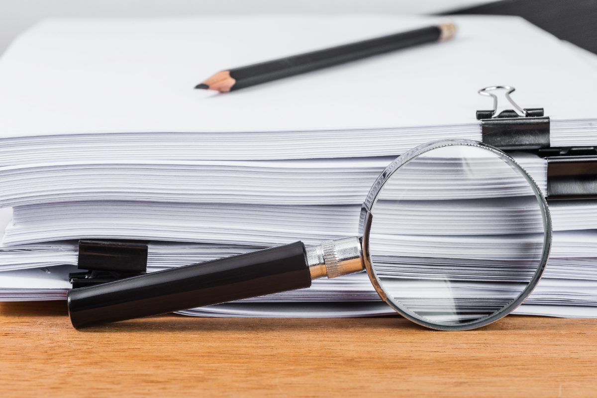 lupa sobre documentos, qué cubre exactamente un seguro de decesos