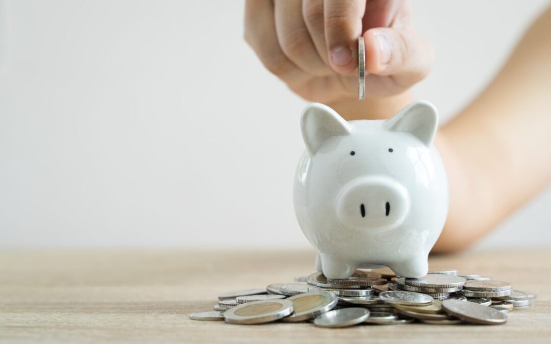 monedas y ahorro en una hucha, cómo encontrar un seguro de decesos barato