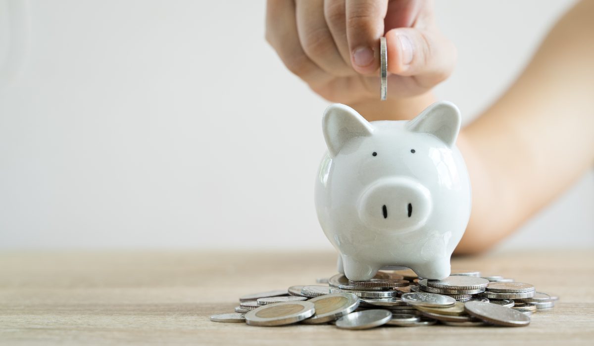 monedas y ahorro en una hucha, cómo encontrar un seguro de decesos barato