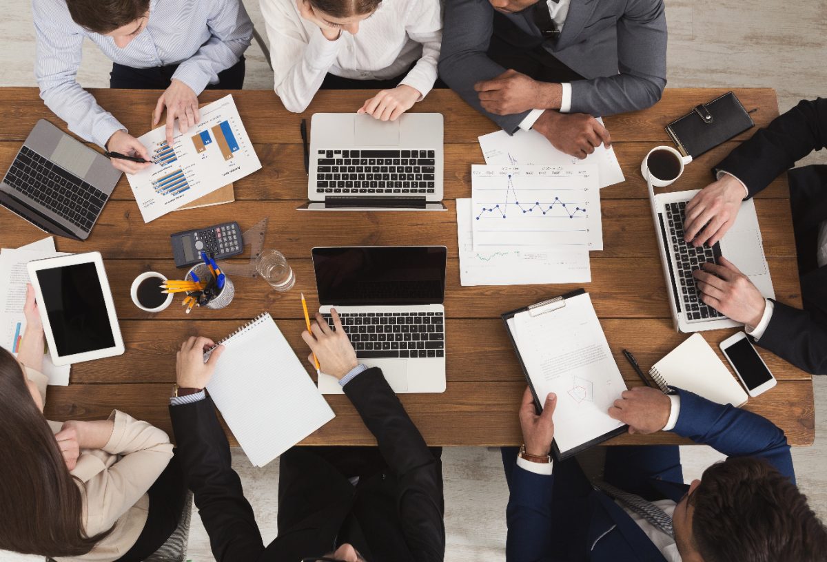 equipo de trabajo en una empresa, seguro de decesos colectivo para empresas