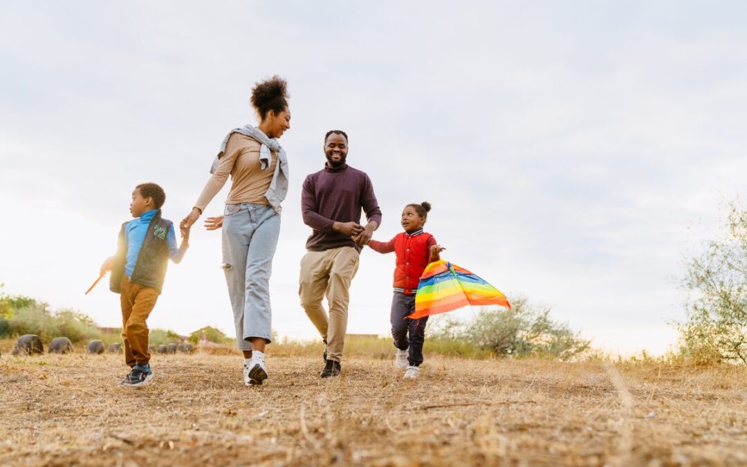 familia feliz al aire libre, seguro de decesos familiar protege a todos