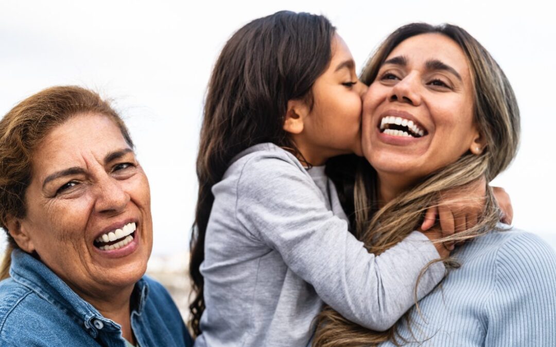 familia con abuela disfrutando juntos, seguro de decesos familiar protege a toda tu familia