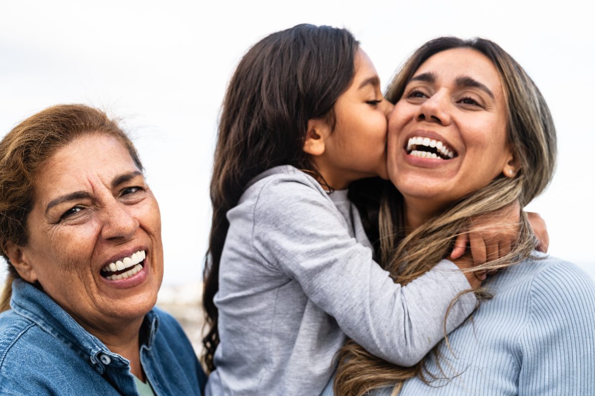 familia con abuela disfrutando juntos, seguro de decesos familiar protege a toda tu familia