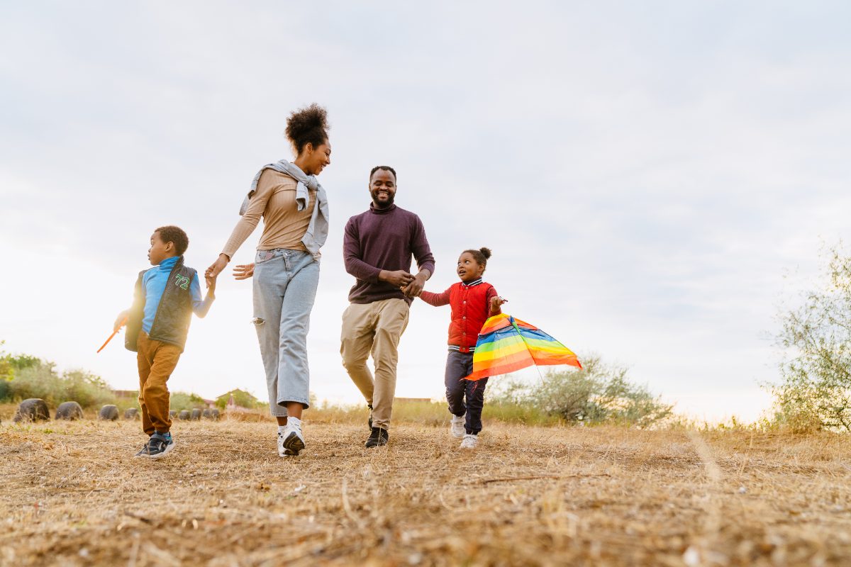 familia feliz al aire libre, seguro de decesos familiar protege a todos