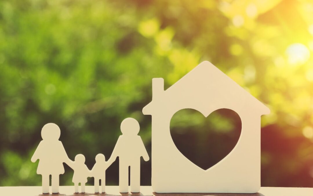 maqueta de casa y familia, seguro de decesos incluido en el hogar