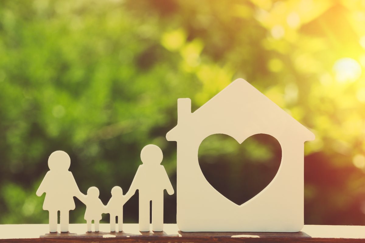 maqueta de casa y familia, seguro de decesos incluido en el hogar