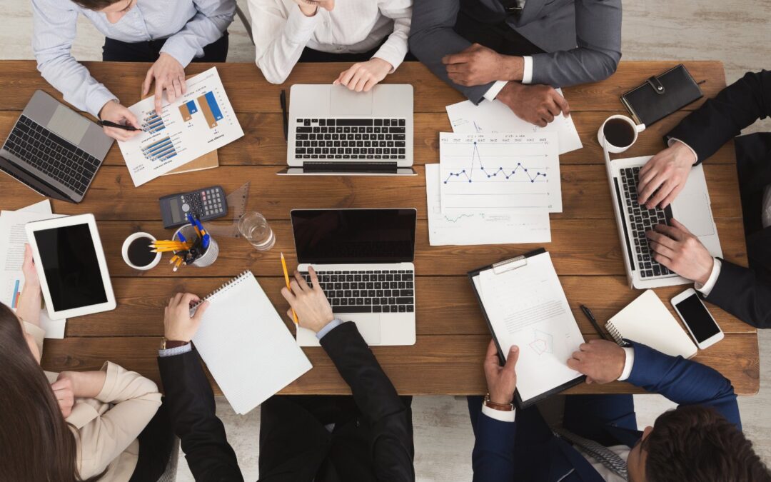 Seguro de decesos colectivo para empresas: equipo de trabajo en una reunión