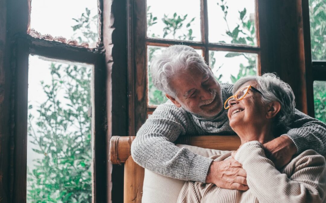 Seguro de decesos de prima única para mayores de 75, pareja mayor en casa