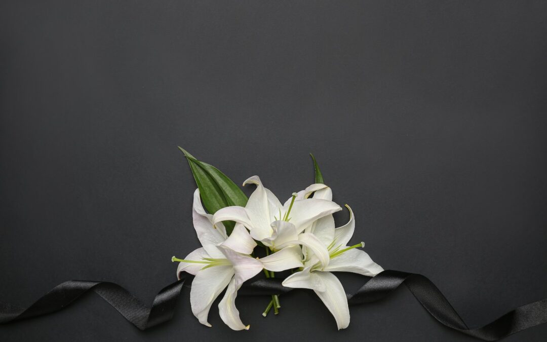 Flores de lirio blanco: seguro de decesos y servicio funerario