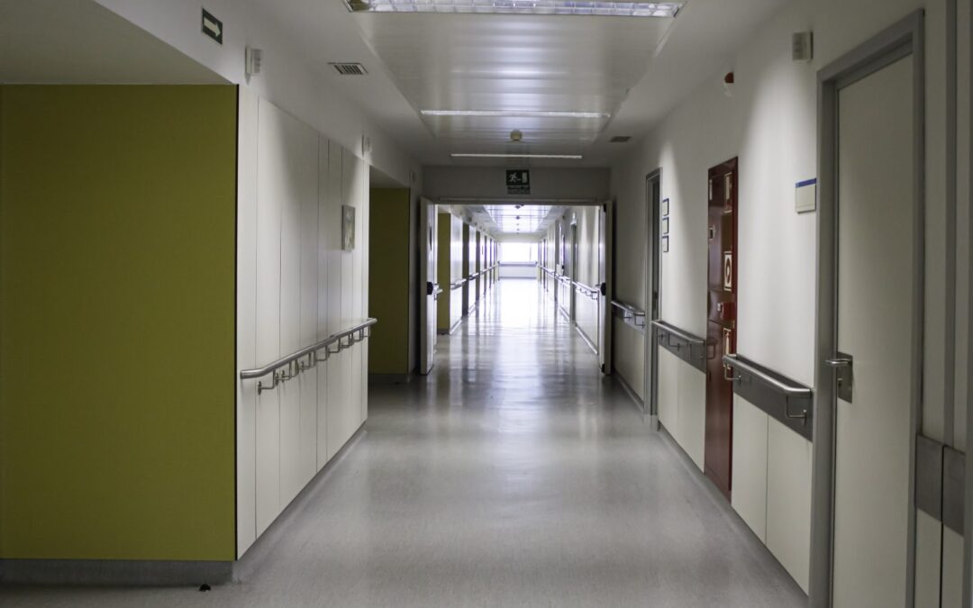 Pasillo de hospital: autopsia judicial y seguro de decesos