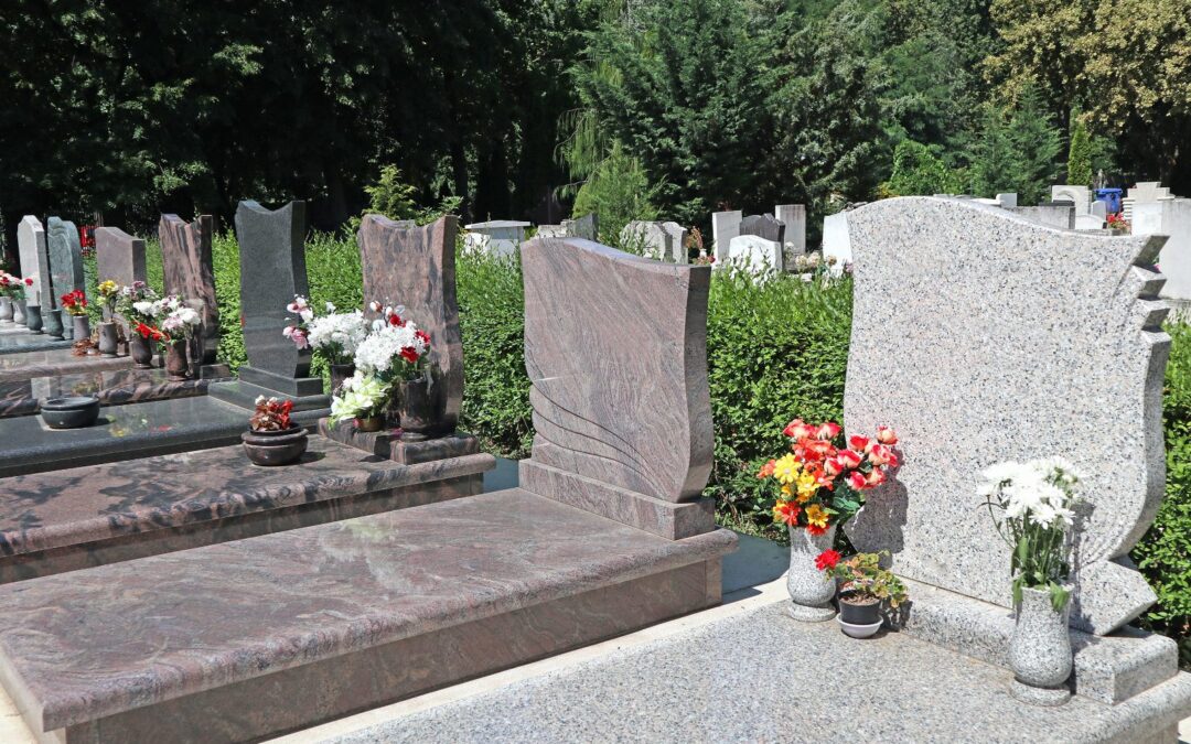 Lápida en un cementerio municipal: caducidad de la concesión del nicho