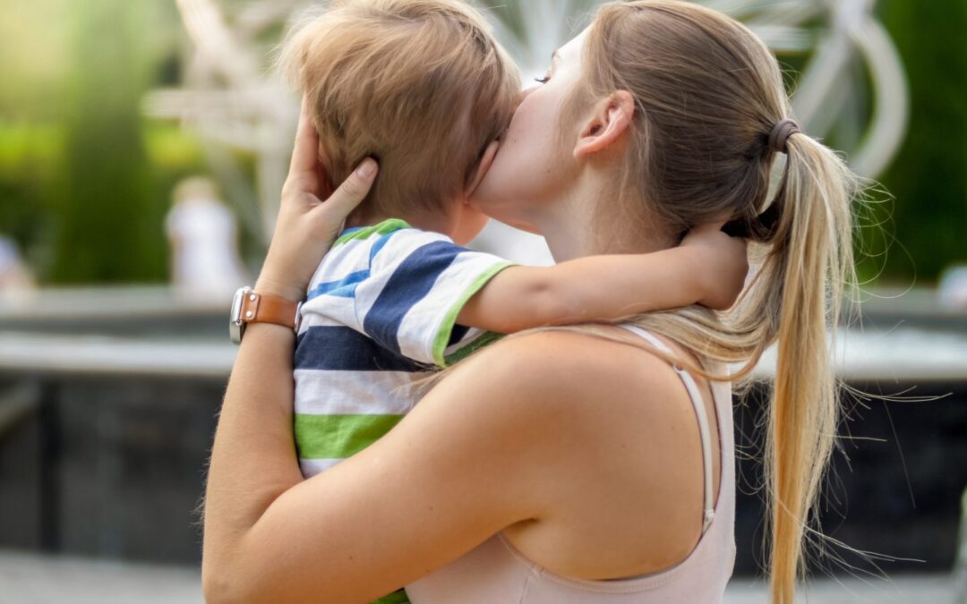 Madre abrazando a su hijo: duelo en los niños