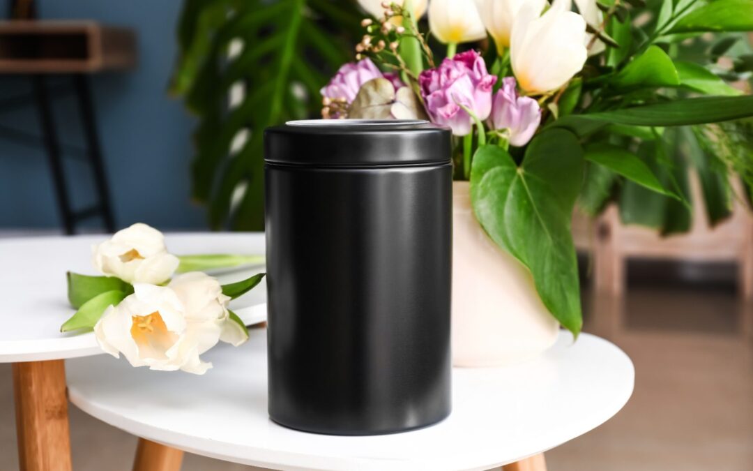 Urna funeraria sobre una mesa: elegir ataúd y urna