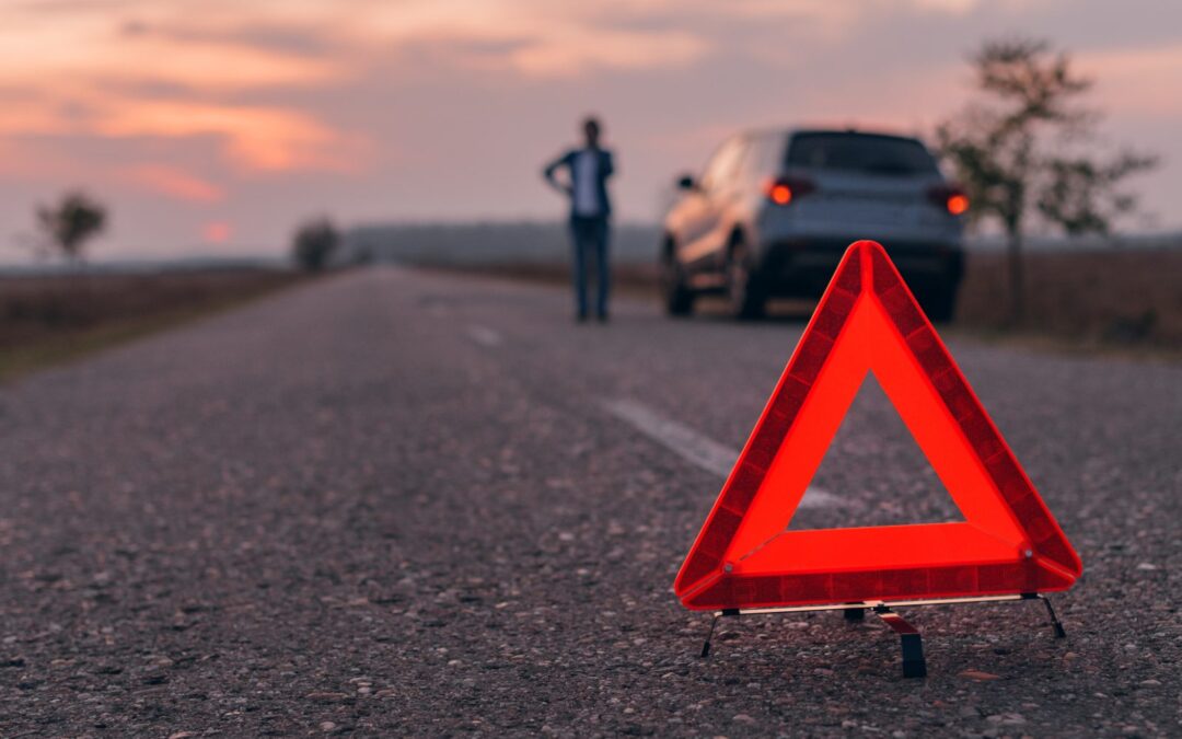 Triángulo de emergencia en la carretera tras un accidente de tráfico