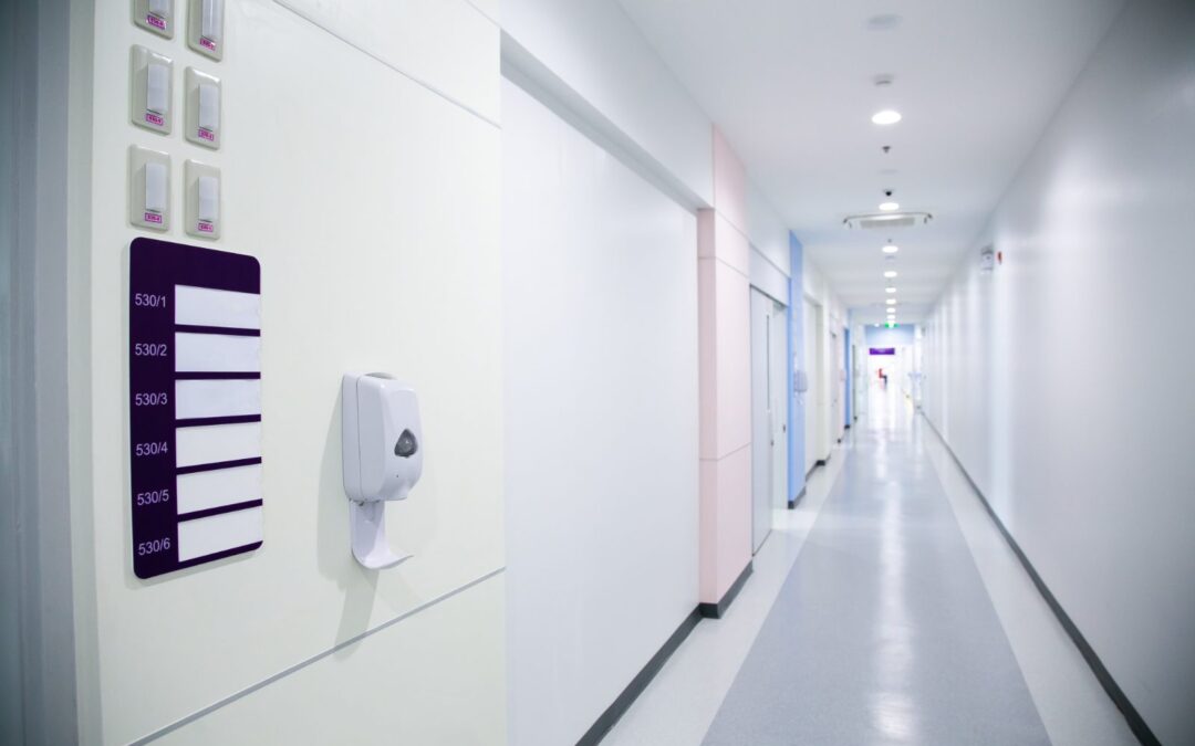 Pasillo de hospital: qué hacer tras un fallecimiento en el hospital