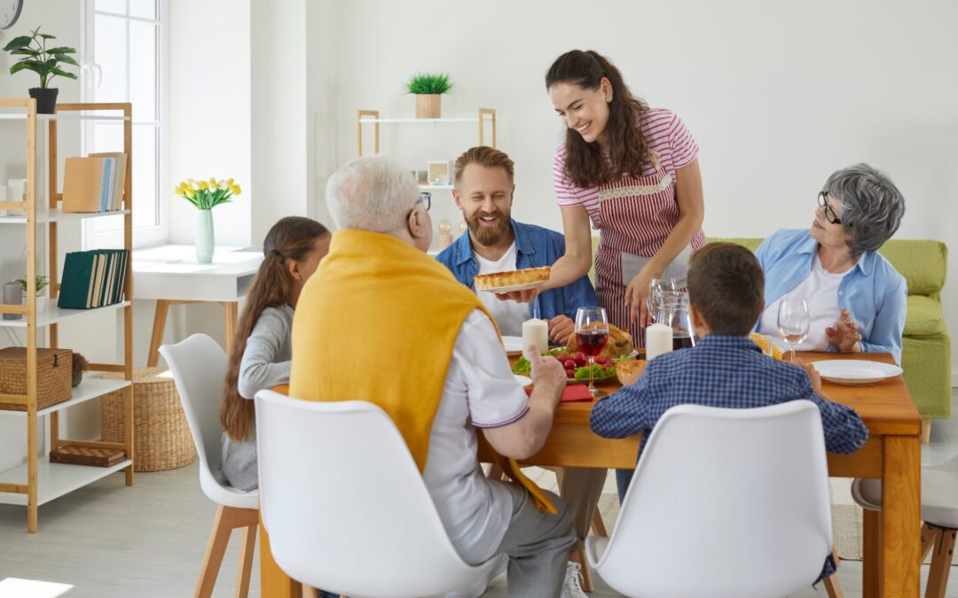 Familia numerosa reunida en la mesa: seguro de decesos en familias reconstituidas