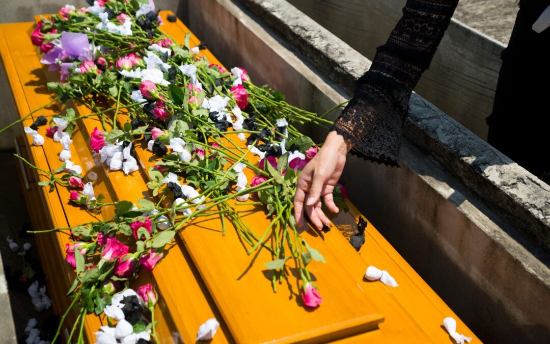 Rosa sobre el féretro tras la tanatopraxia del difunto