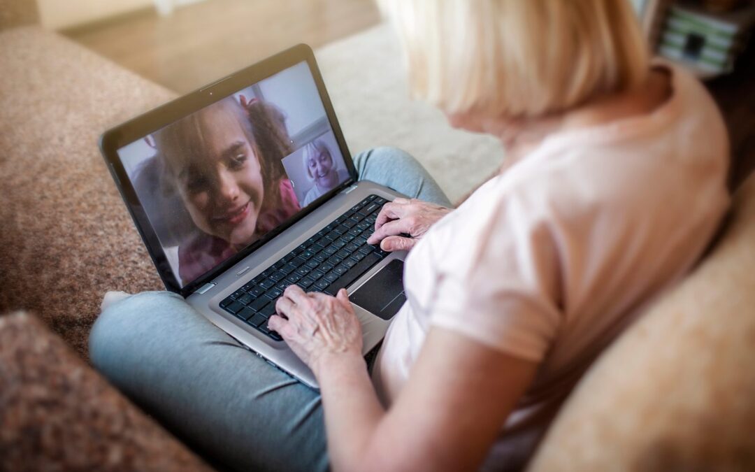 Niña en videollamada con su abuela: velatorio online